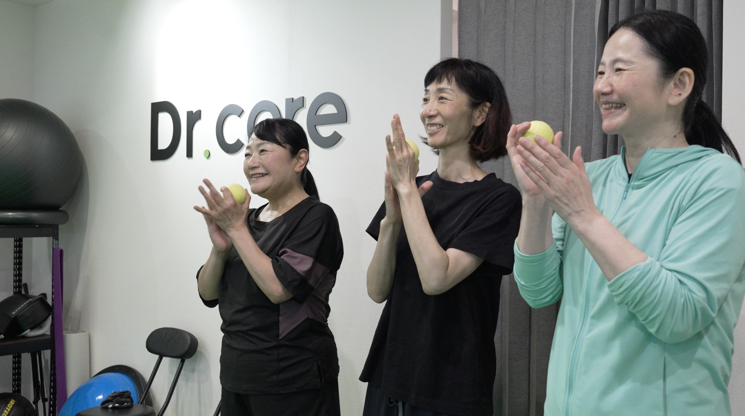 笑顔でレッスンを受ける女性たち